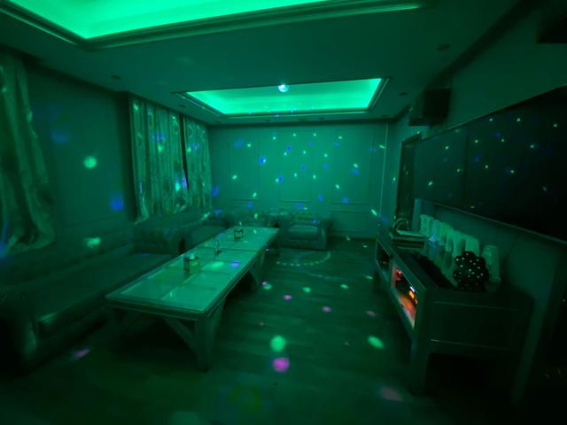ROOM 8 