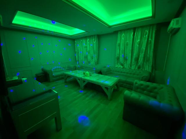 ROOM 9